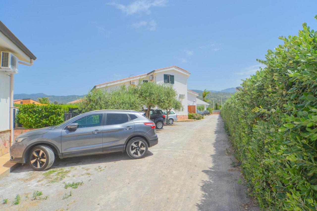 Case Vacanze Mare Nostrum - Villas In Front Of The Beach With Pool Campofelice Di Roccella Exterior photo