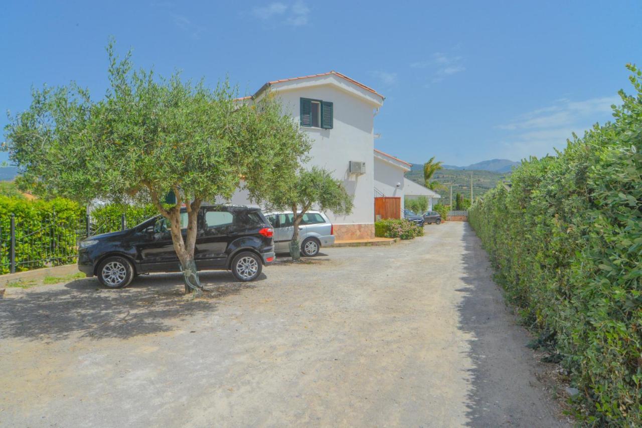 Case Vacanze Mare Nostrum - Villas In Front Of The Beach With Pool Campofelice Di Roccella Exterior photo