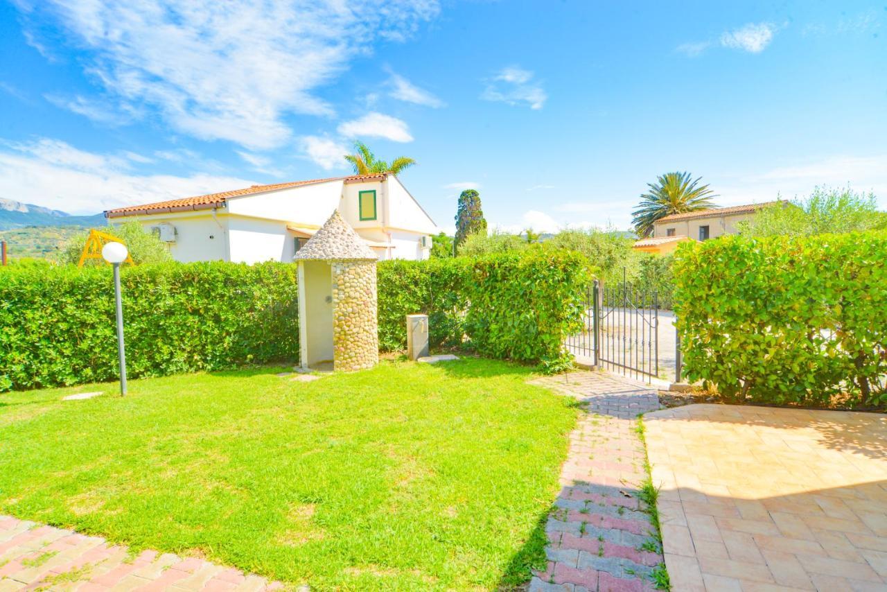 Case Vacanze Mare Nostrum - Villas In Front Of The Beach With Pool Campofelice Di Roccella Exterior photo